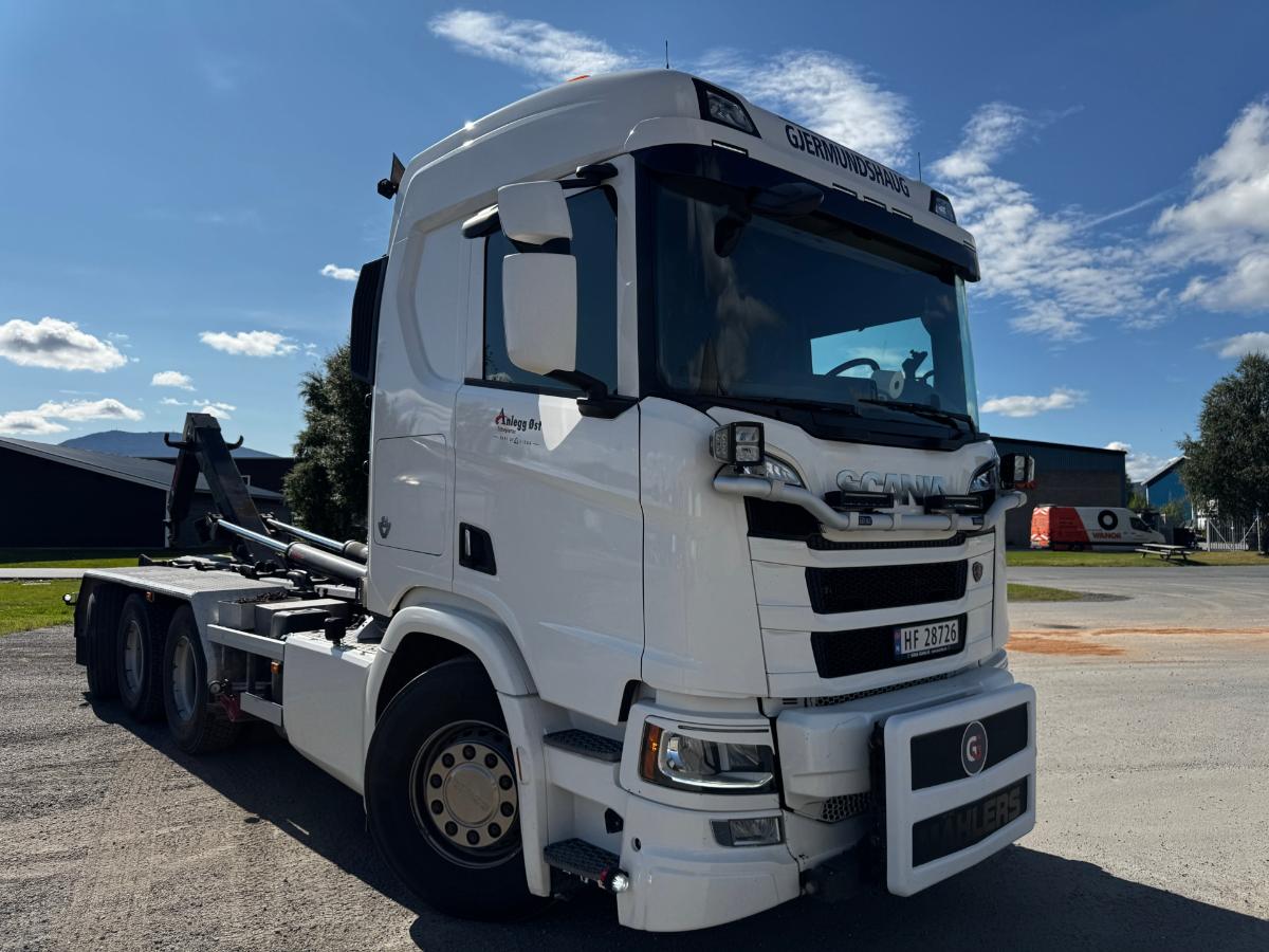 2020 Scania R580 8x4 Euro 6 brøyterigget krokbil med underliggende skjær