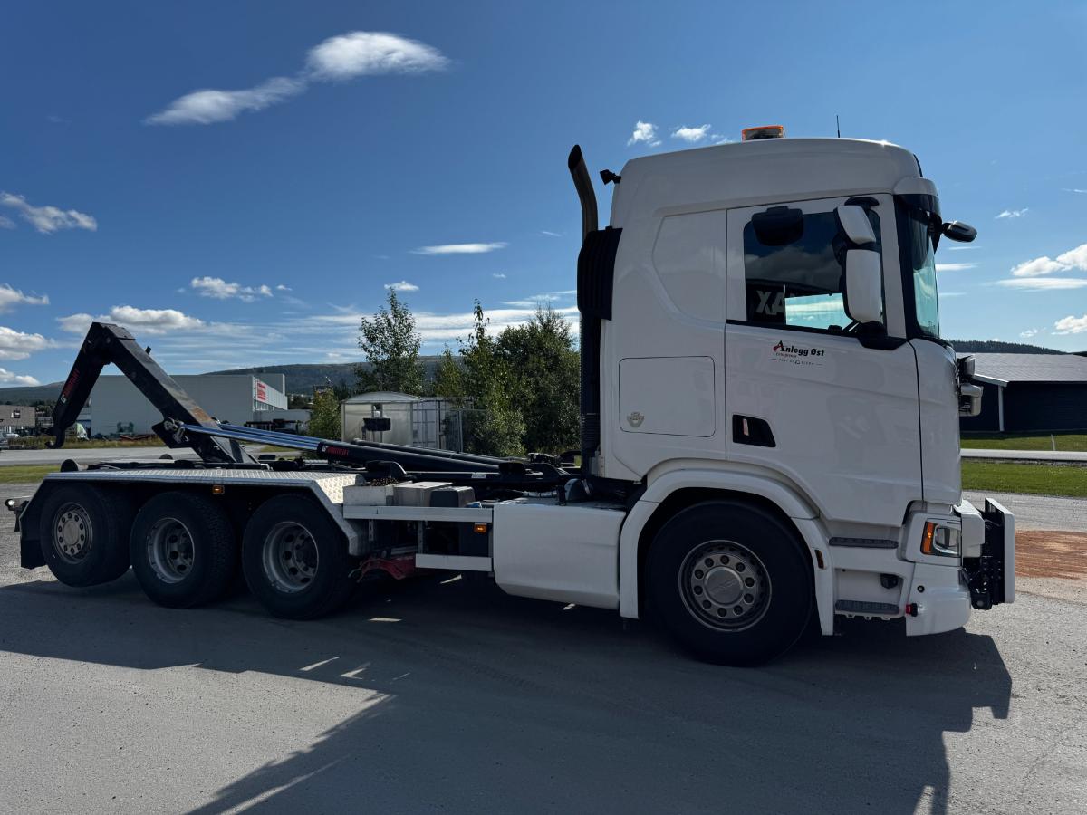 2020 Scania R580 8x4 Euro 6 brøyterigget krokbil med underliggende skjær