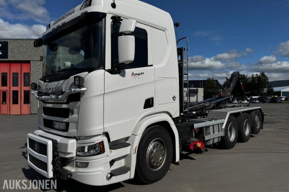 2020 Scania R580 8x4 Euro 6 brøyterigget krokbil med underliggende skjær