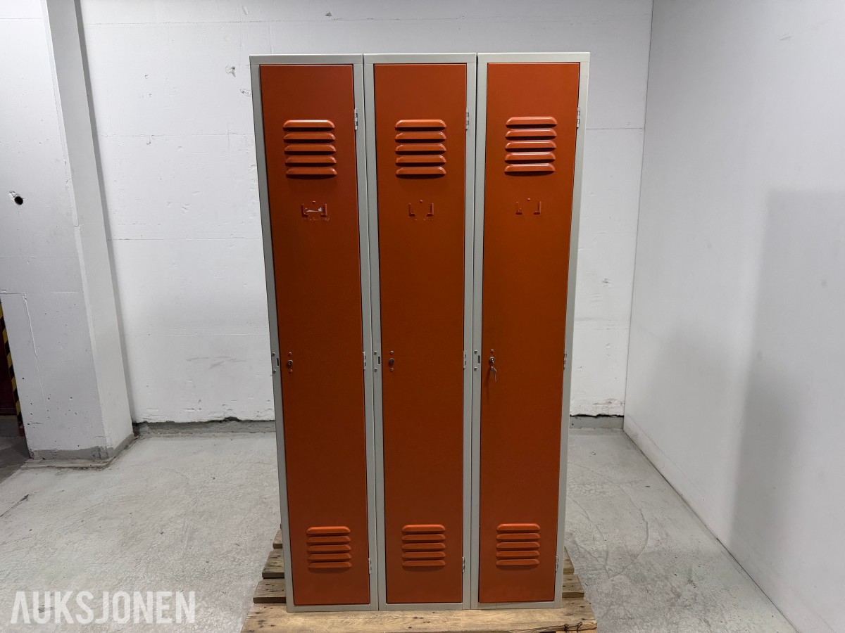 Garderobeskap i metall med 3 dører