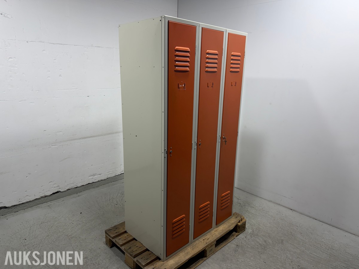 Garderobeskap i metall med 3 dører