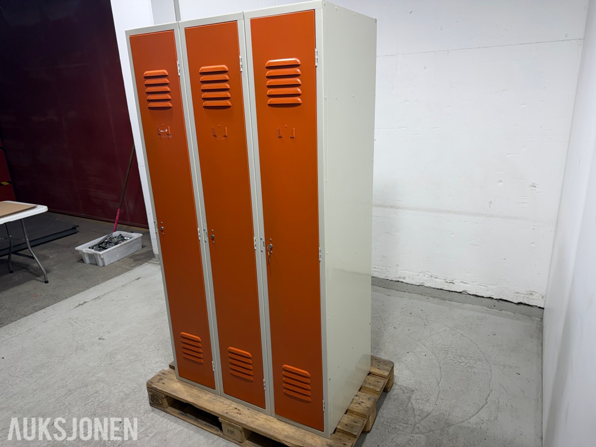 Garderobeskap i metall med 3 dører