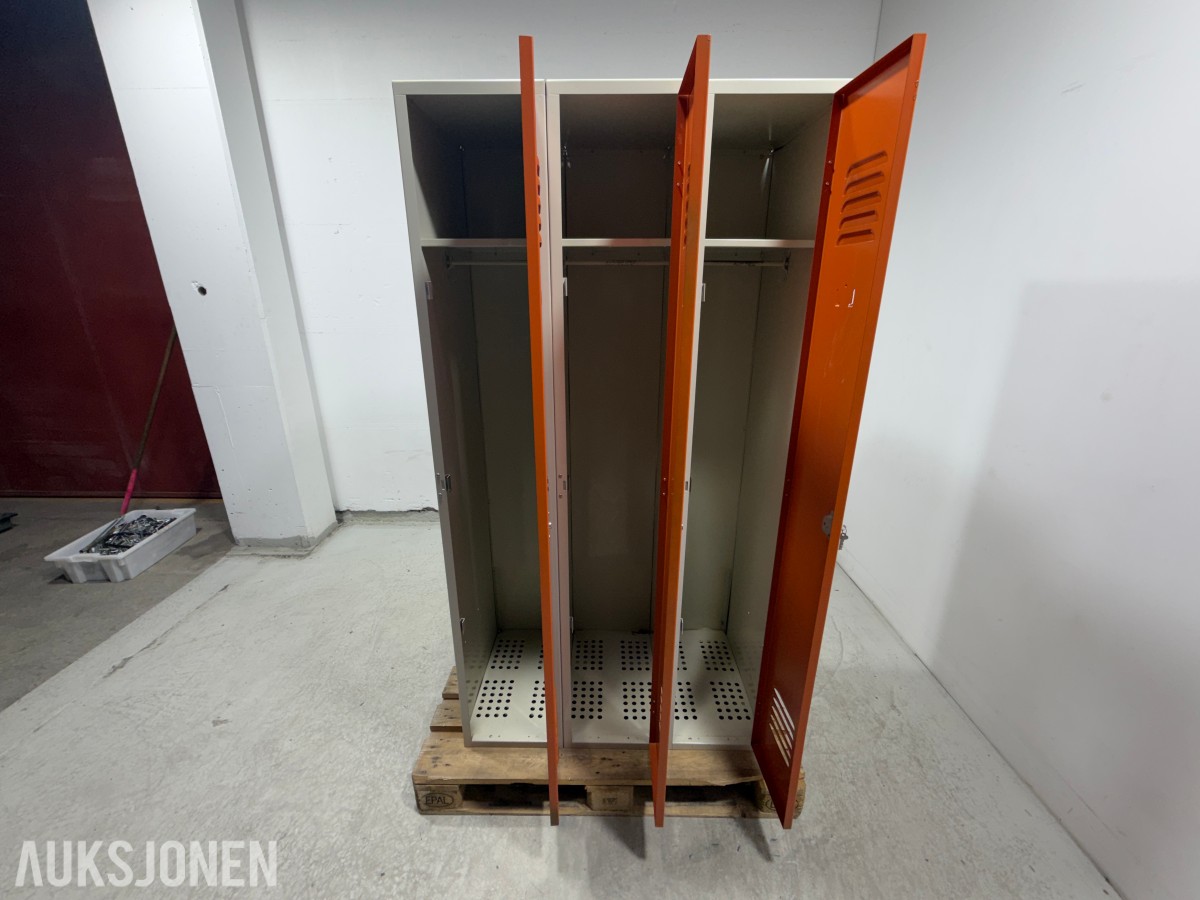 Garderobeskap i metall med 3 dører