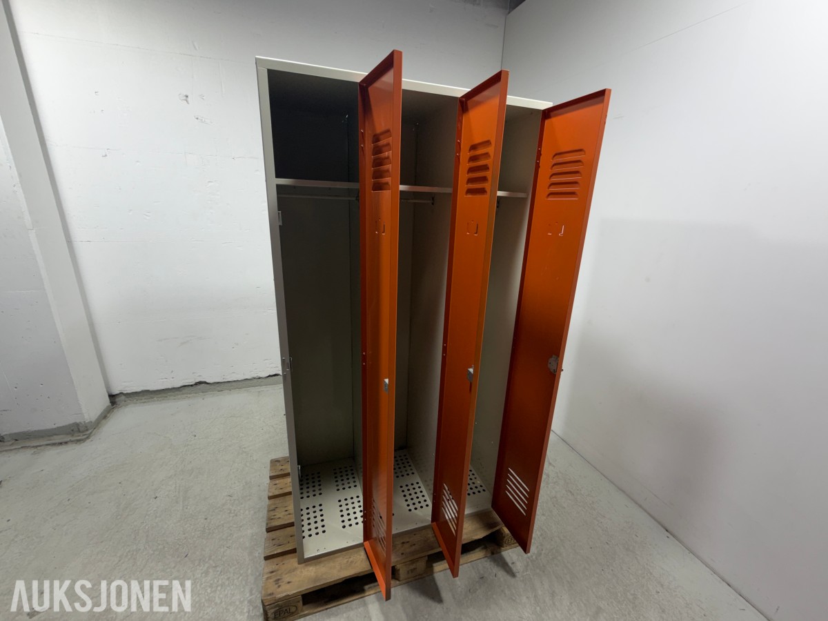 Garderobeskap i metall med 3 dører