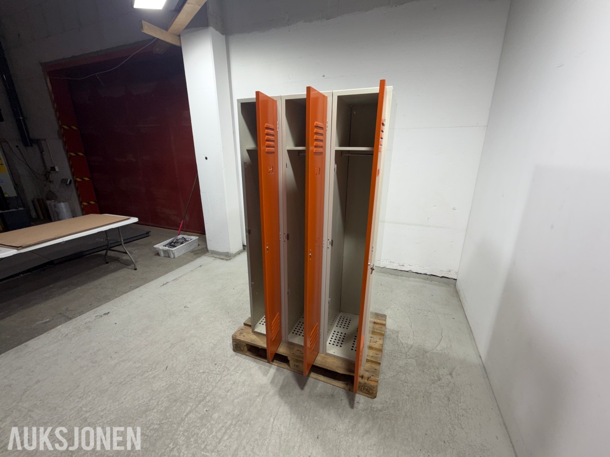 Garderobeskap i metall med 3 dører