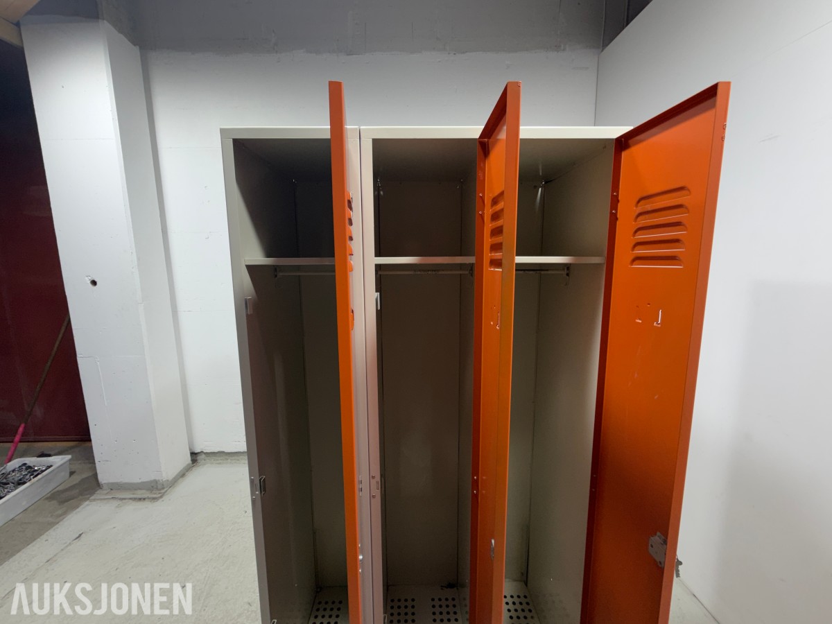 Garderobeskap i metall med 3 dører