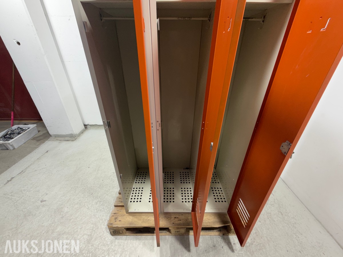 Garderobeskap i metall med 3 dører