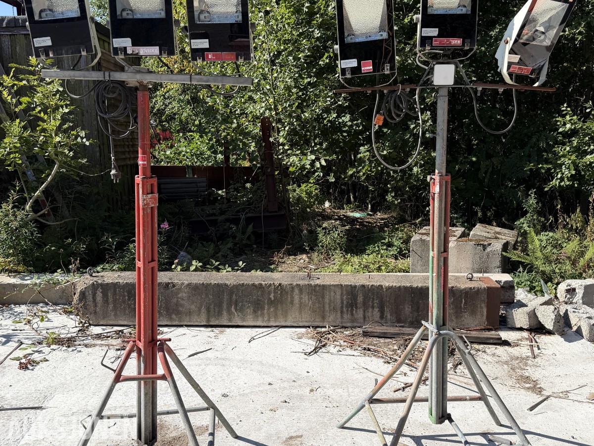 2 KOMPLETTE LYSMATER MED HALOGEN STRÅLKASTERE – 230V