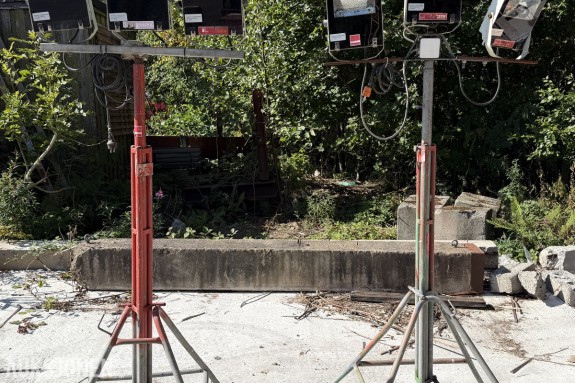 2 KOMPLETTE LYSMATER MED HALOGEN STRÅLKASTERE – 230V