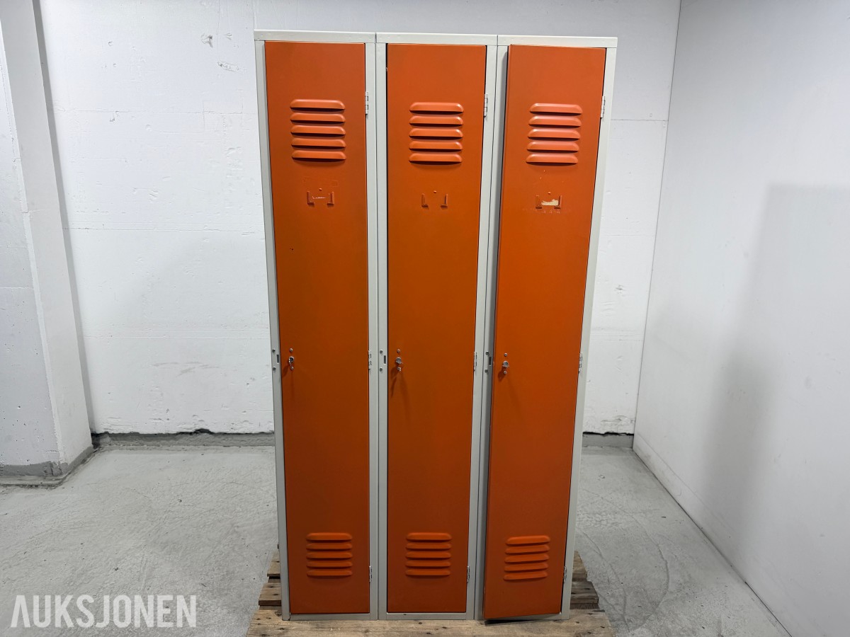 Garderobeskap i metall med 3 dører