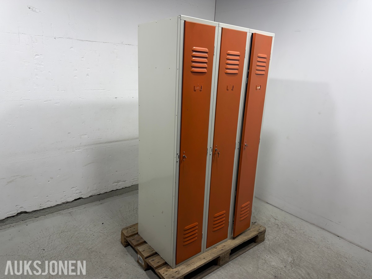 Garderobeskap i metall med 3 dører