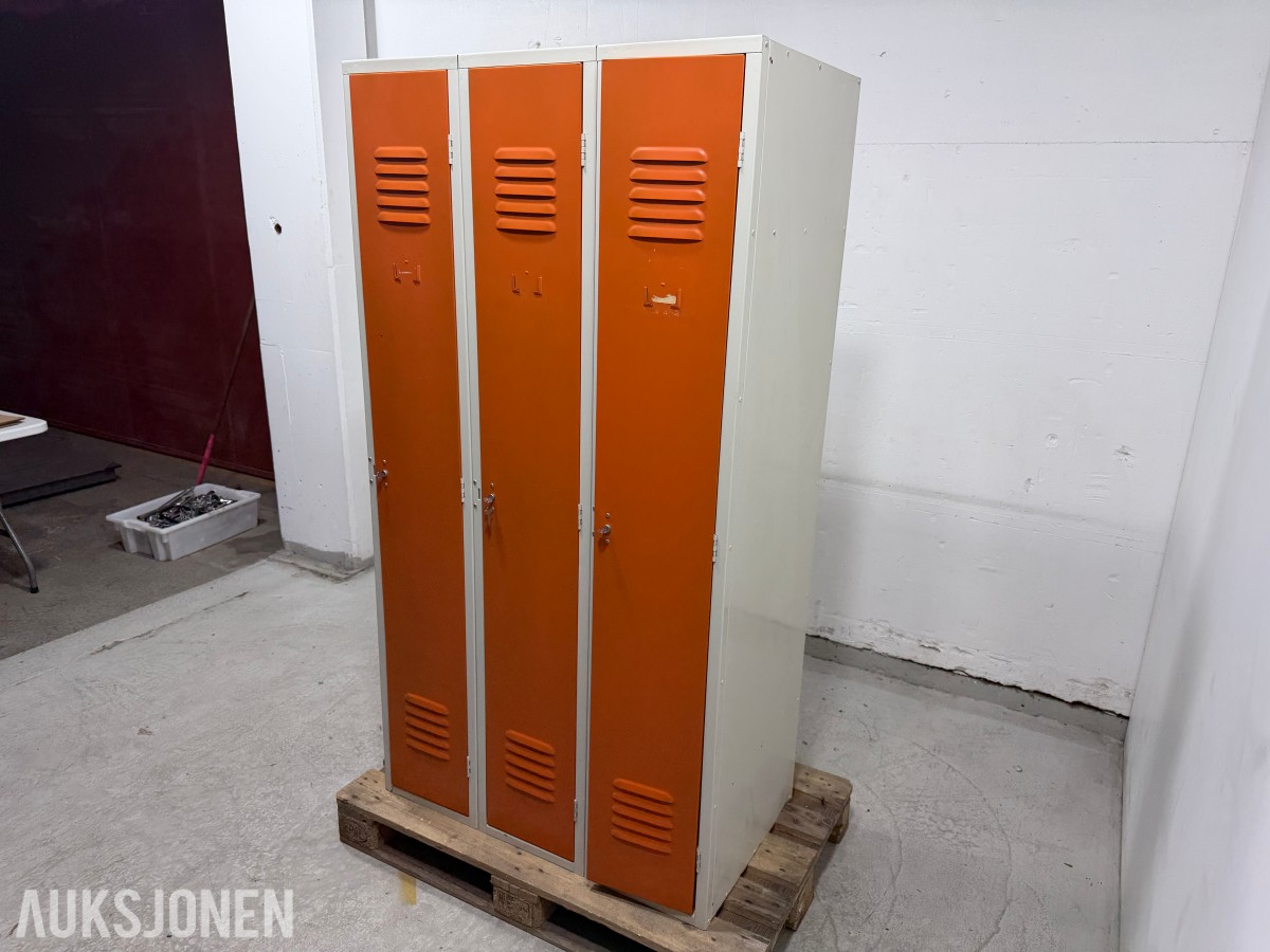 Garderobeskap i metall med 3 dører