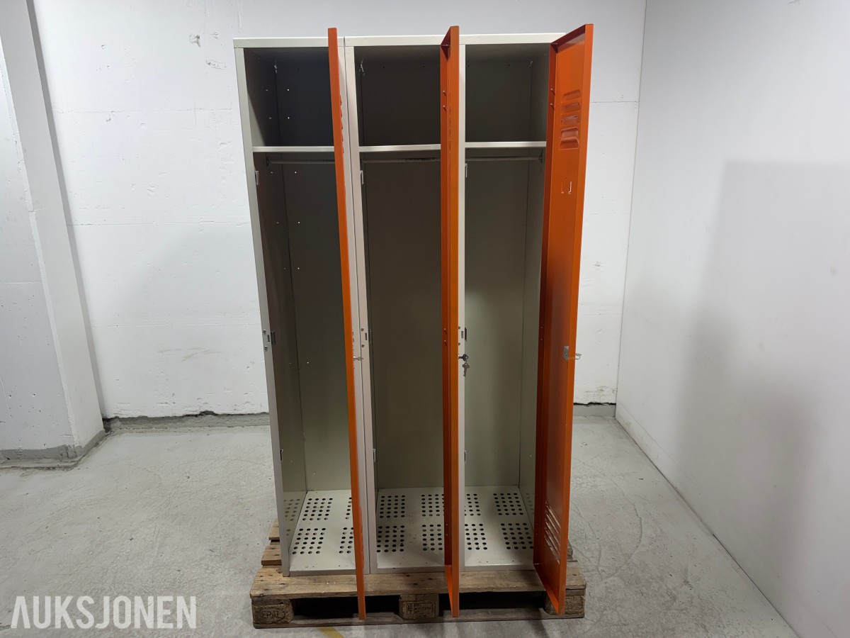 Garderobeskap i metall med 3 dører