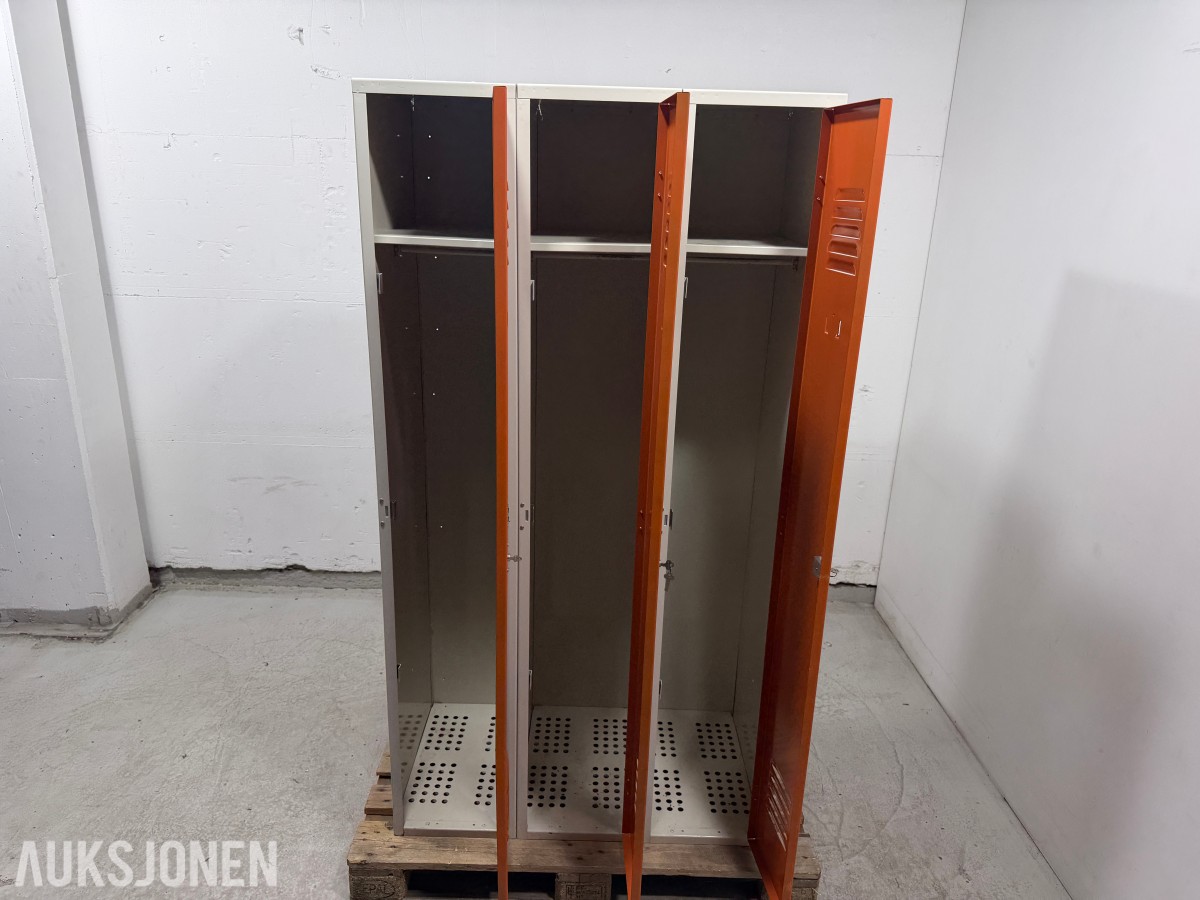 Garderobeskap i metall med 3 dører