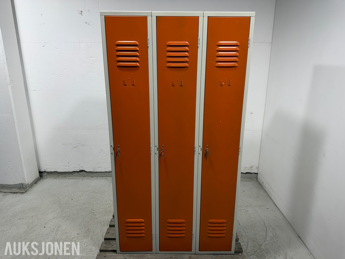 Garderobeskap i metall med 3 dører