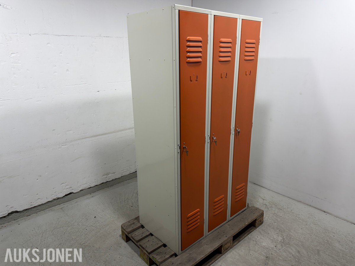 Garderobeskap i metall med 3 dører