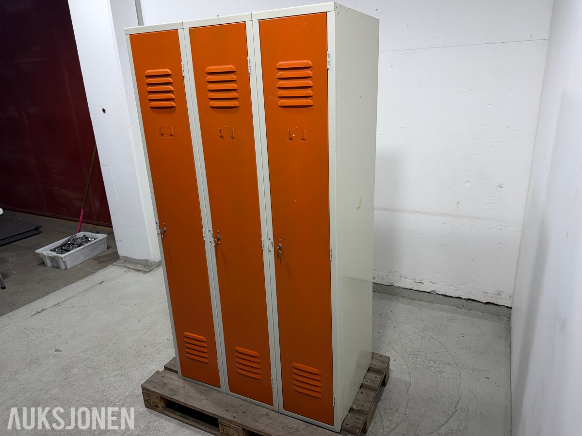 Garderobeskap i metall med 3 dører
