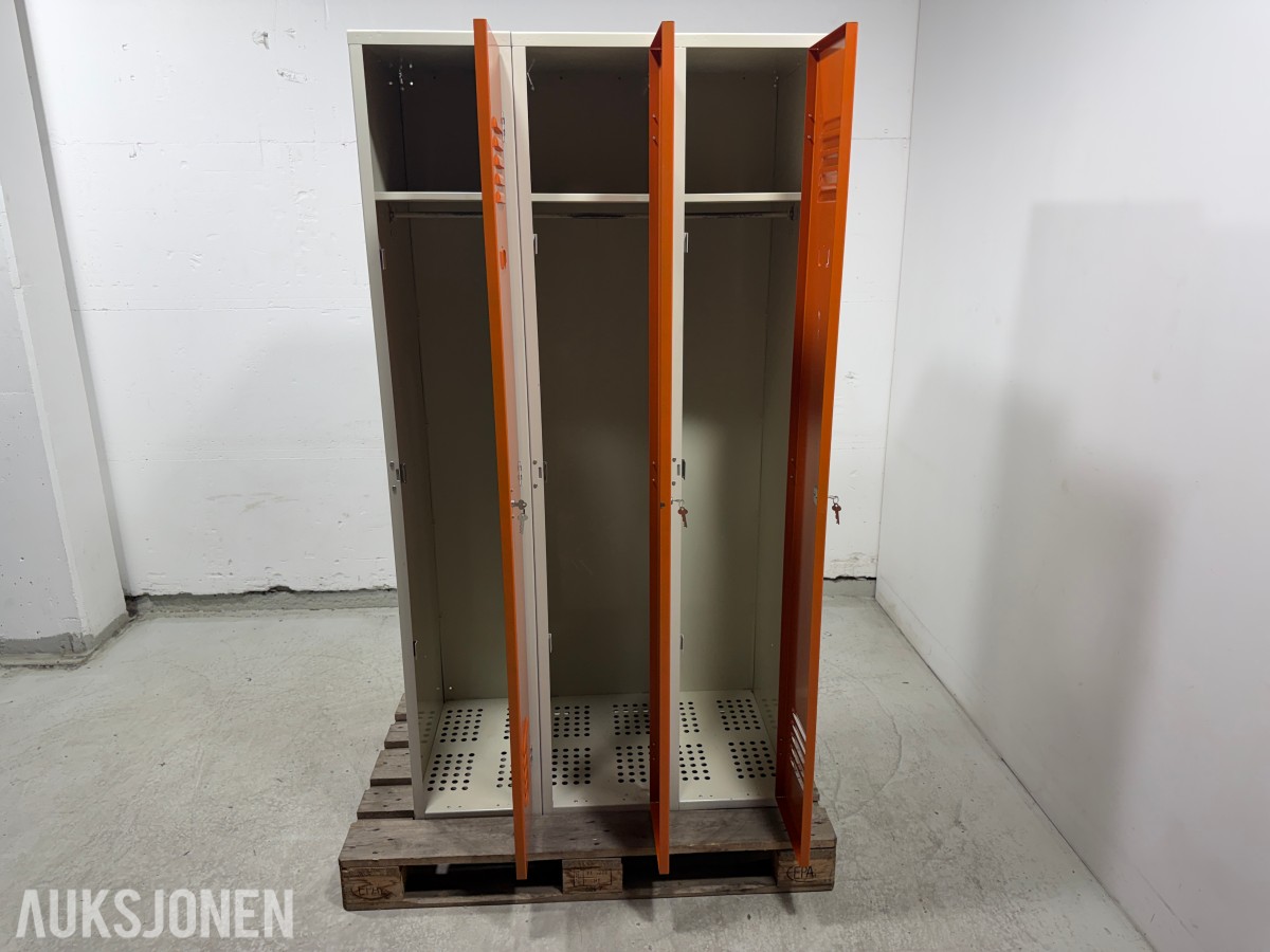 Garderobeskap i metall med 3 dører