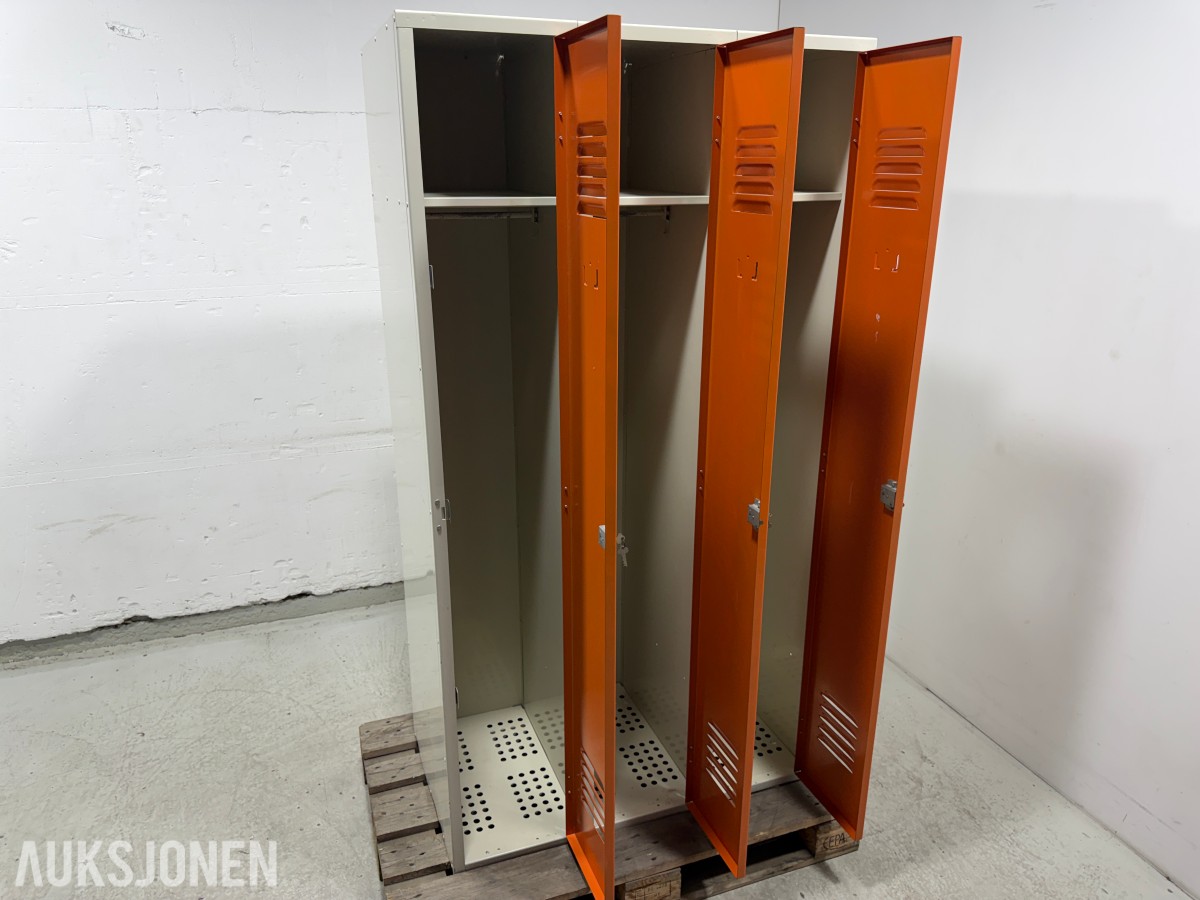 Garderobeskap i metall med 3 dører