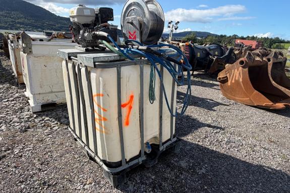 Høytrykksvasker med ca. 1000 l IBC-tank, Honda GX390 motor og slangetrommel