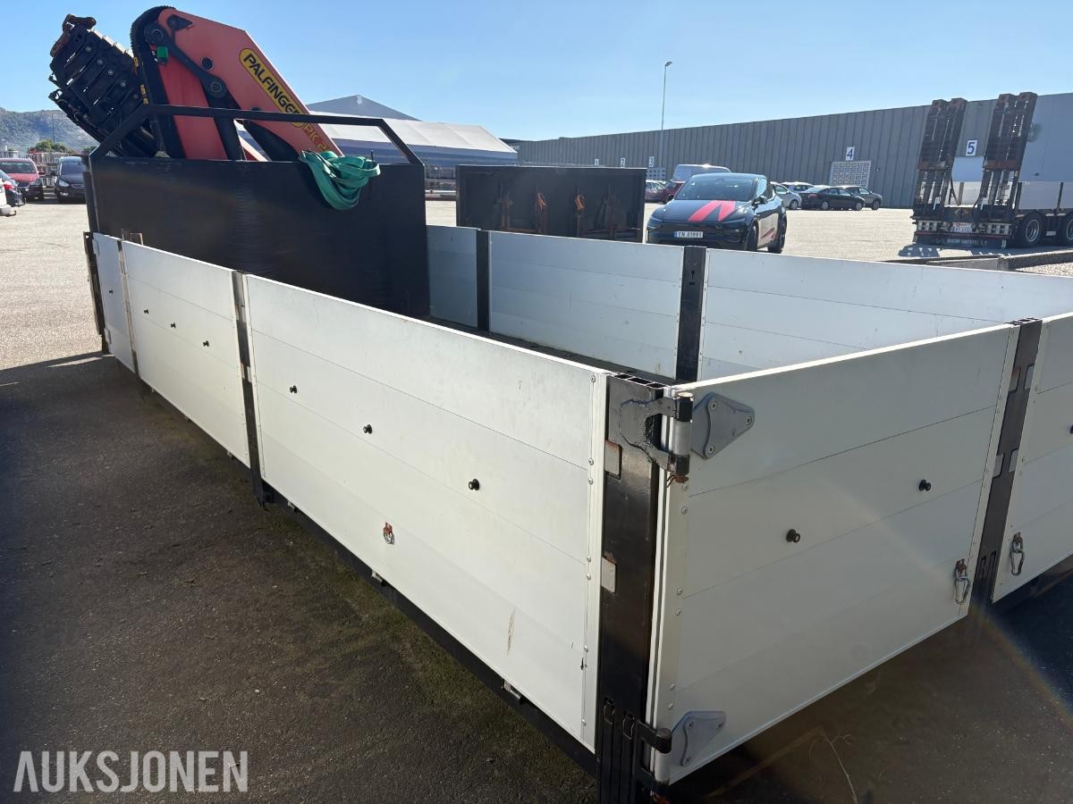 Krokflak med montert Palfinger PK 26002-EH lastebilkran.