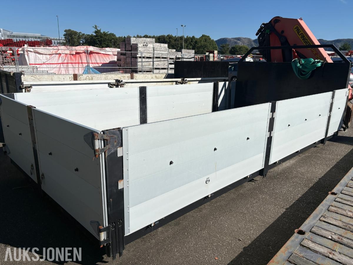 Krokflak med montert Palfinger PK 26002-EH lastebilkran.