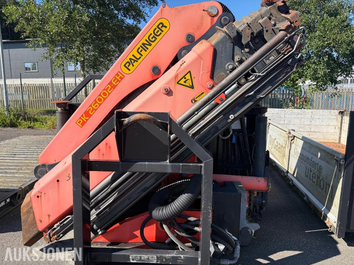 Krokflak med montert Palfinger PK 26002-EH lastebilkran.