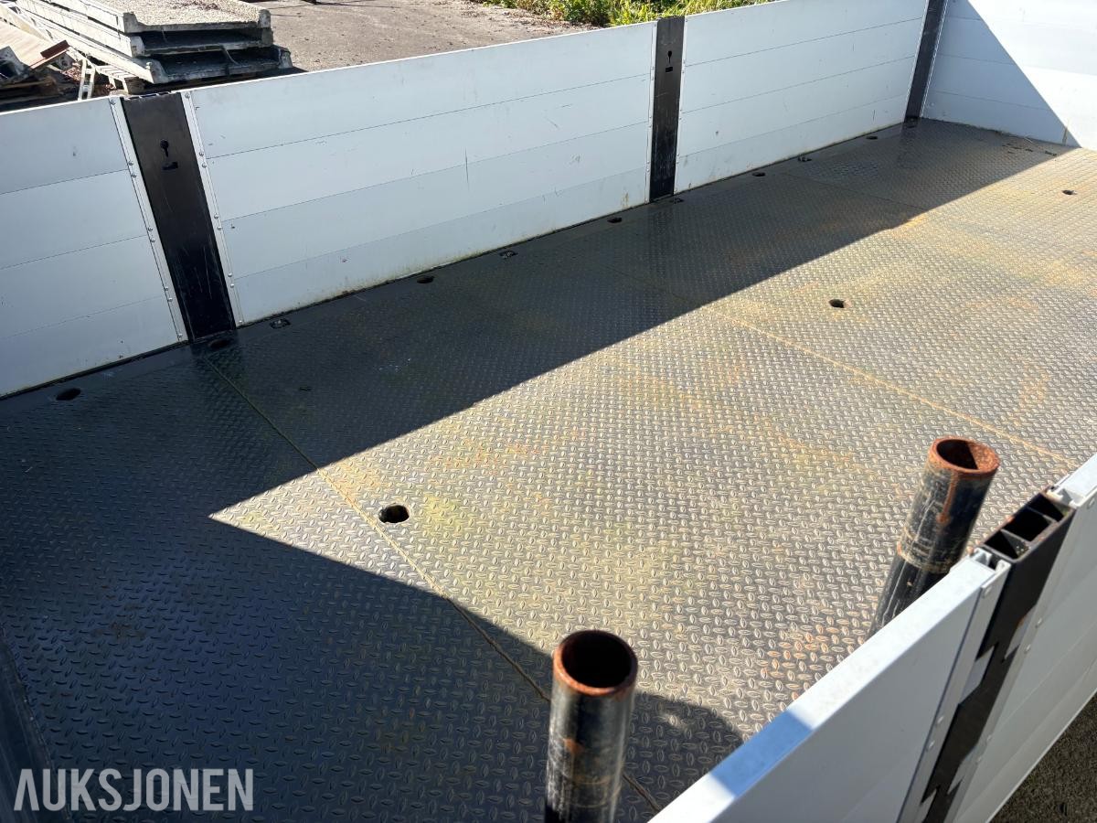 Krokflak med montert Palfinger PK 26002-EH lastebilkran.