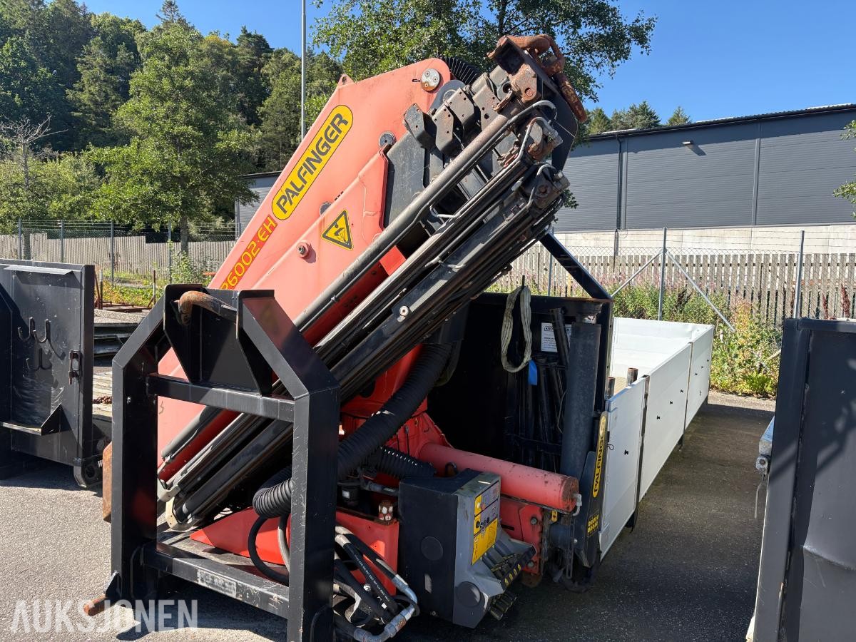Krokflak med montert Palfinger PK 26002-EH lastebilkran.