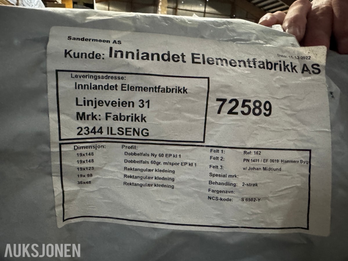 1 pakke dobbeltfals kledning 19x148 mm. 2 strøk grå.