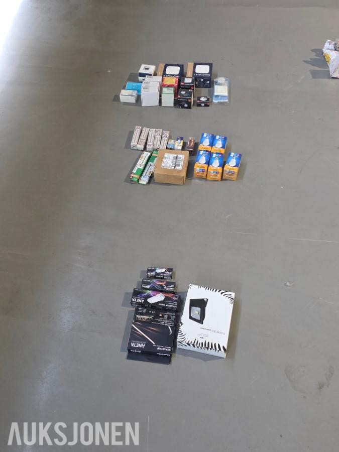 Diverse elektromateriell - Downlights, belysningsutstyr, stikkontakter, smarthus, sikringer, kabler, etc.