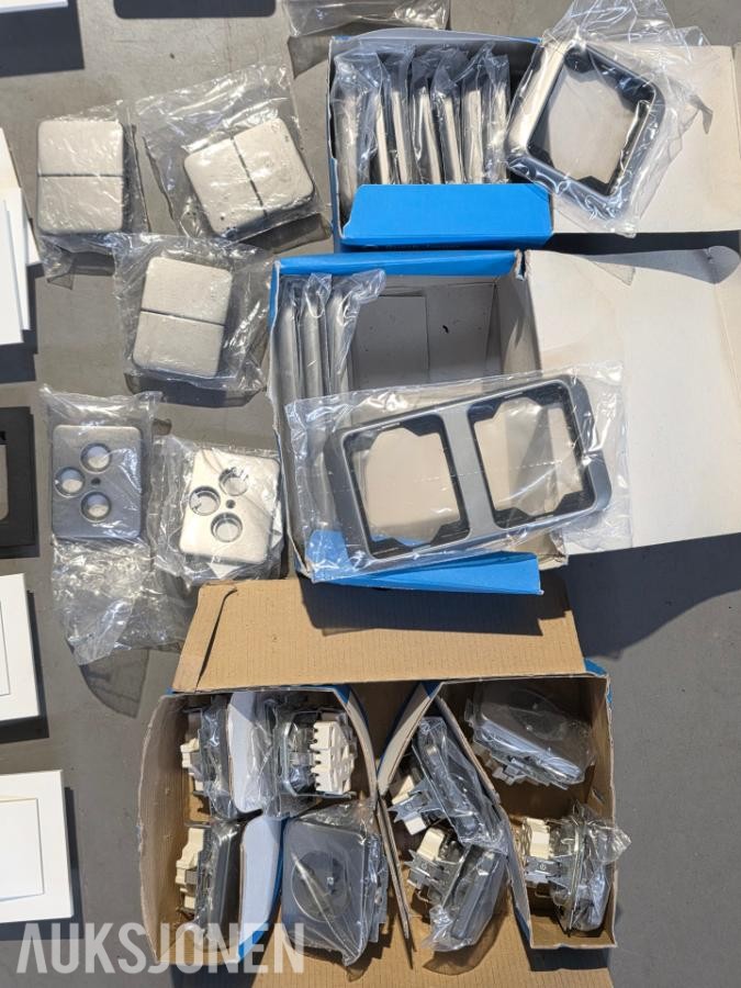 Diverse elektromateriell - Downlights, belysningsutstyr, stikkontakter, smarthus, sikringer, kabler, etc.