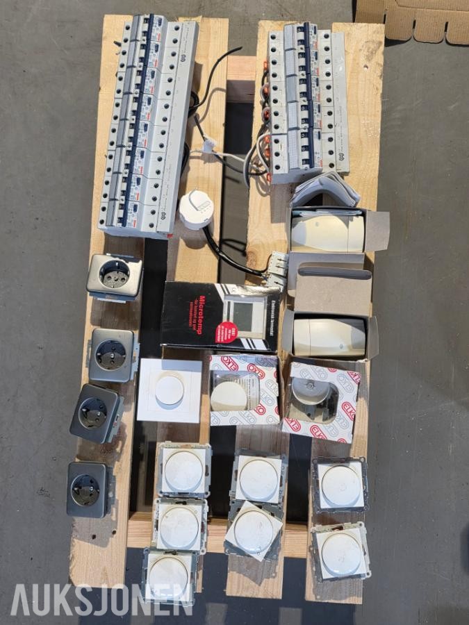 Diverse elektromateriell - Downlights, belysningsutstyr, stikkontakter, smarthus, sikringer, kabler, etc.