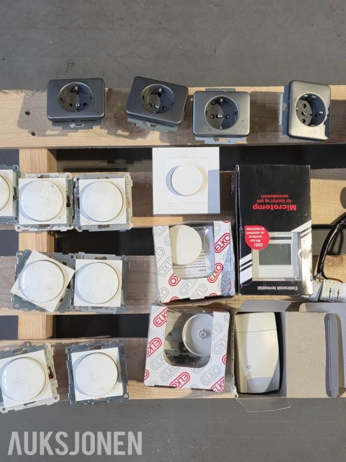 Diverse elektromateriell - Downlights, belysningsutstyr, stikkontakter, smarthus, sikringer, kabler, etc.