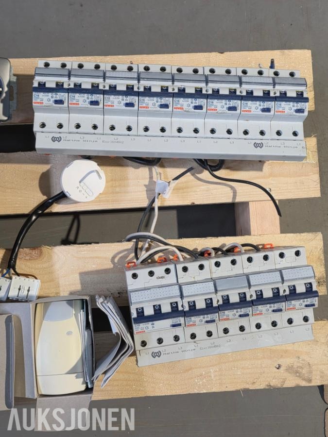 Diverse elektromateriell - Downlights, belysningsutstyr, stikkontakter, smarthus, sikringer, kabler, etc.