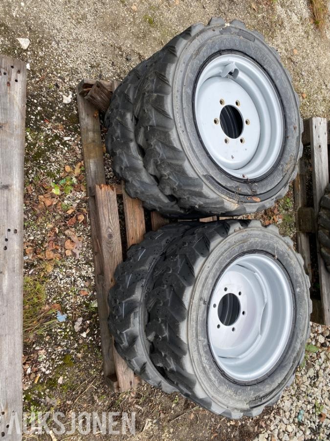 4 stk. hjul 27x8.50-15, trolig til liten hjullaster