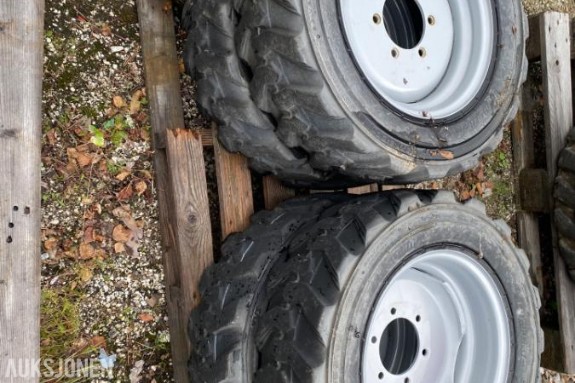 4 stk. hjul 27x8.50-15, trolig til liten hjullaster