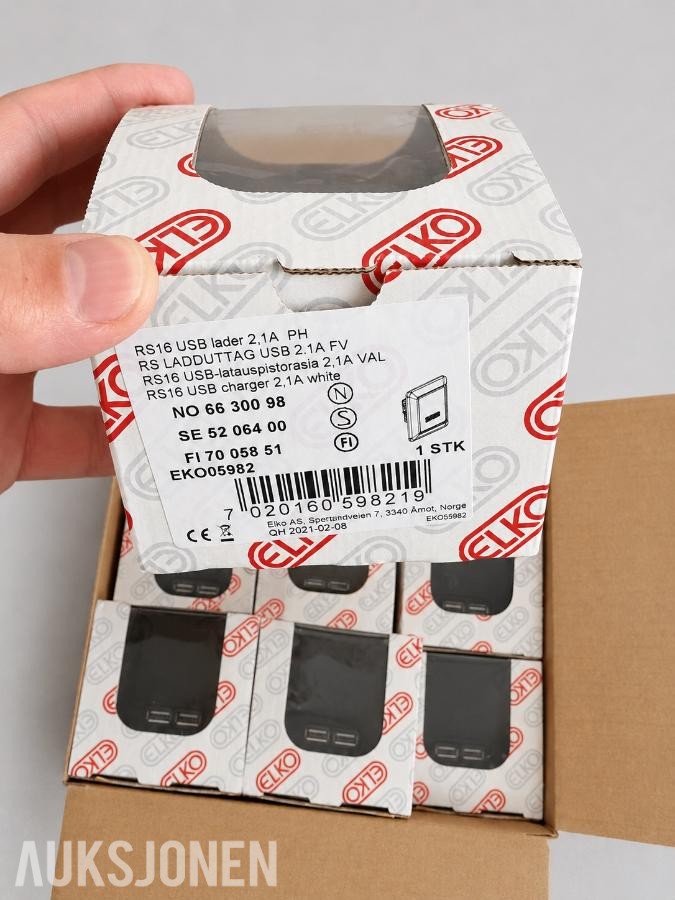 komplett parti med totalt 51 originale ELKO USB-laderuttak