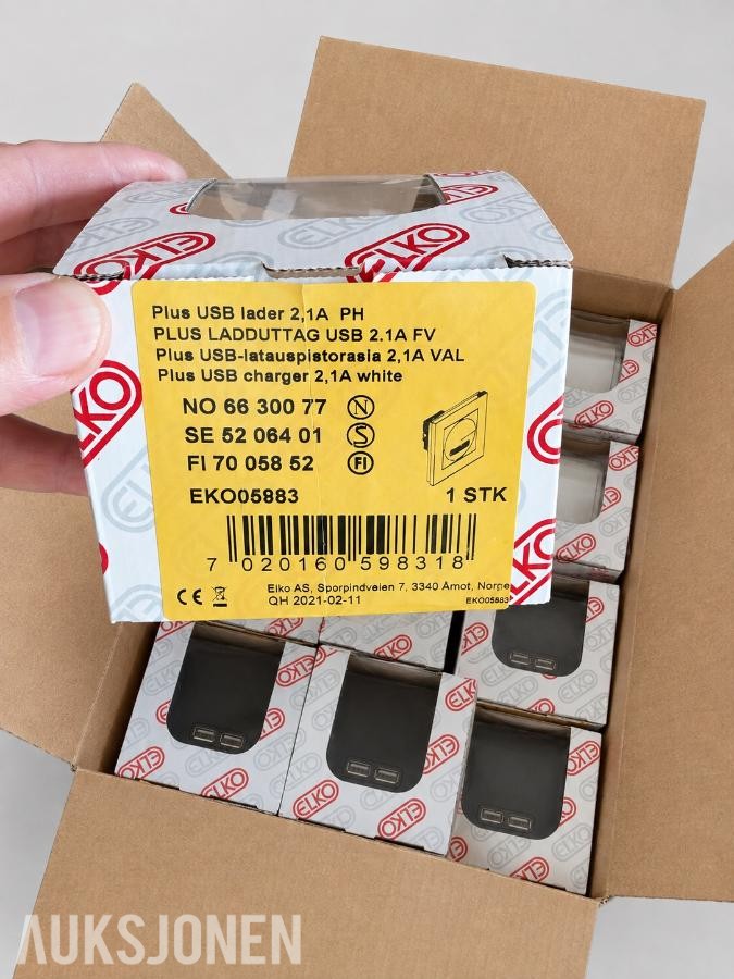 komplett parti med totalt 51 originale ELKO USB-laderuttak