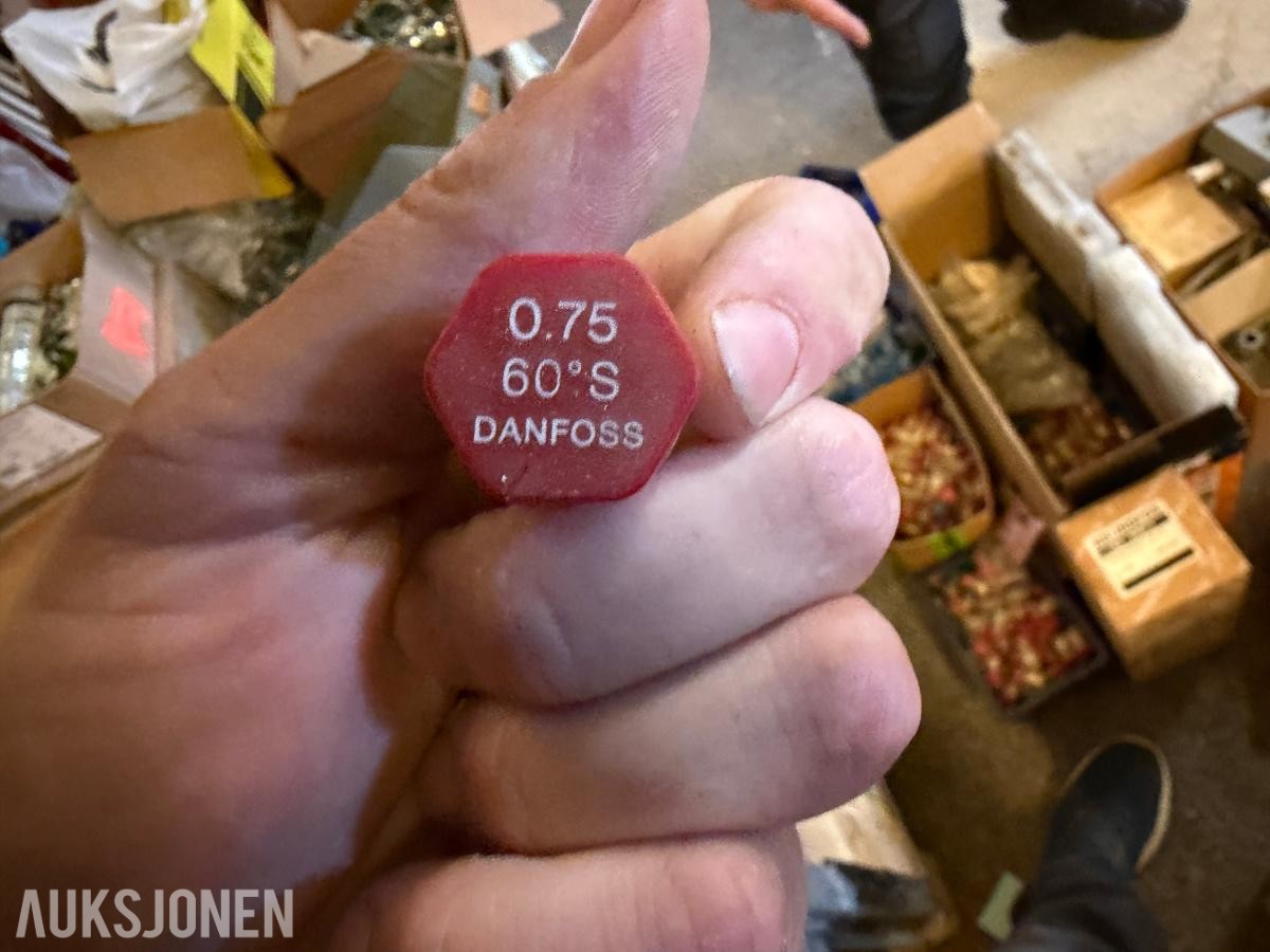 Parti med deler og komponenter til fyrings- og varmeanlegg Danfoss-Bentone-Enertech-Grundfos-m.m