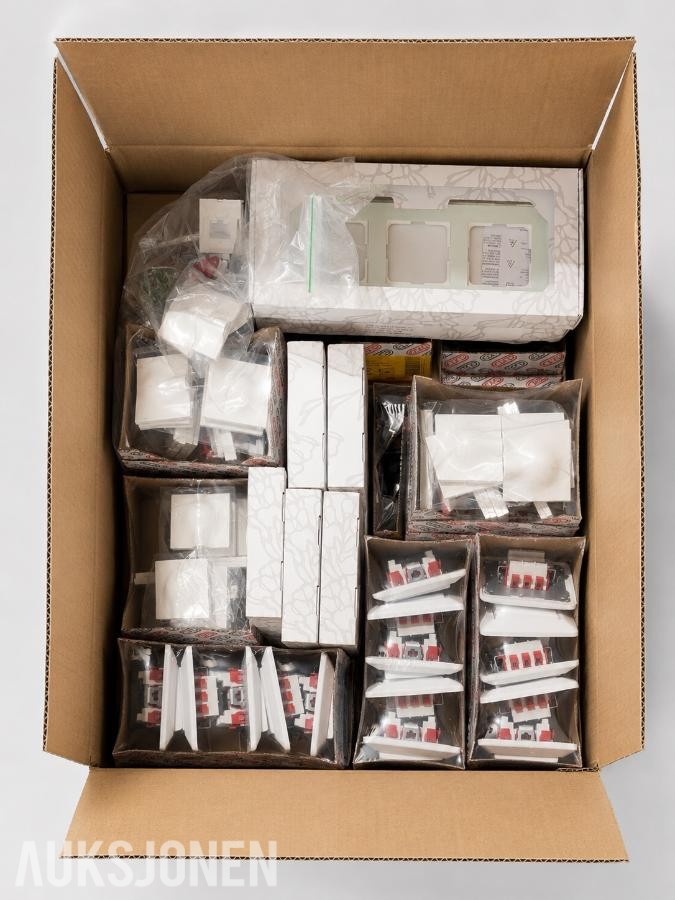 Stort parti ELKO Plus elektromateriell – 91 deler