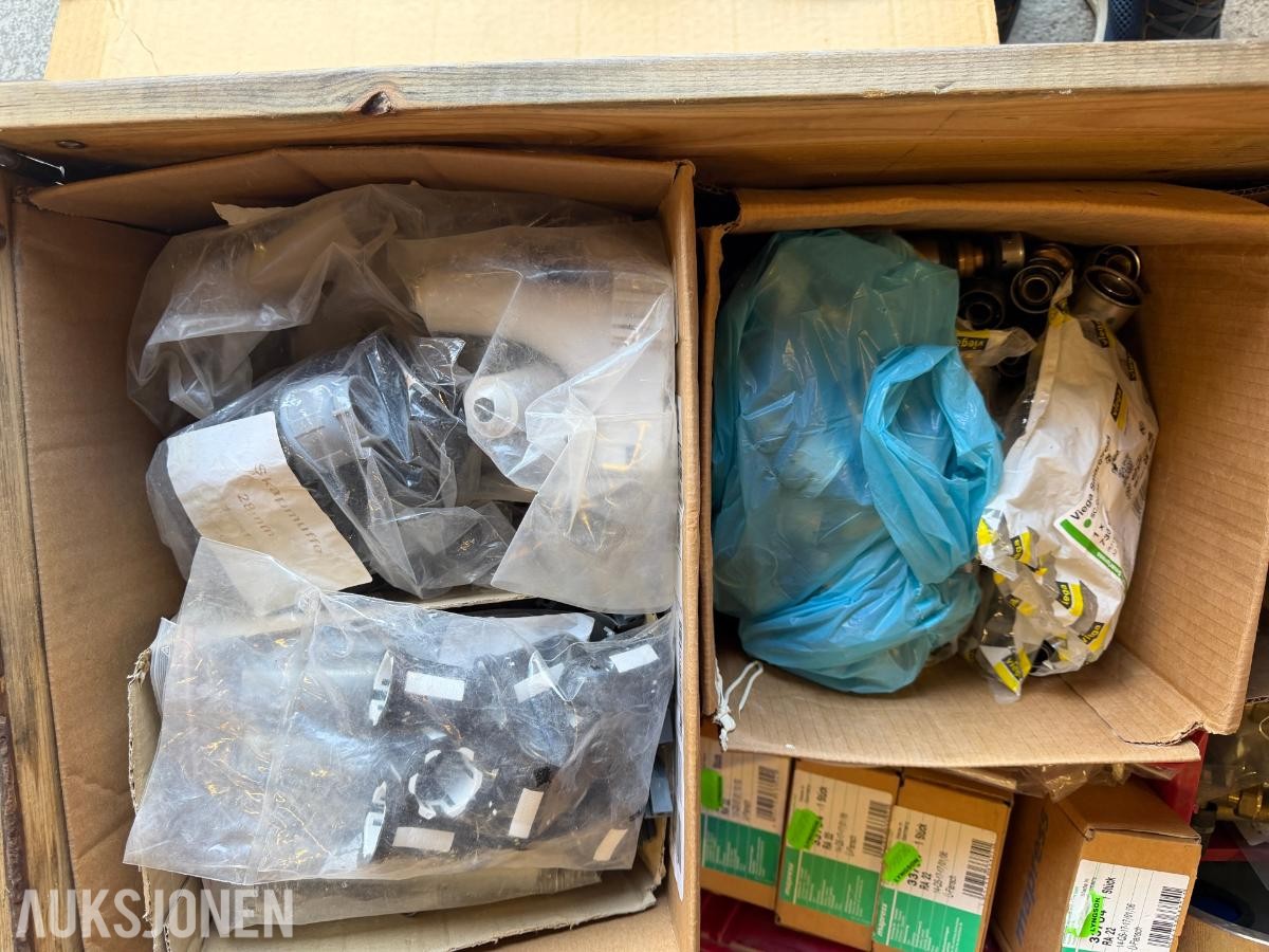 Parti med diverse tappevannsdeler VVS-koblinger
