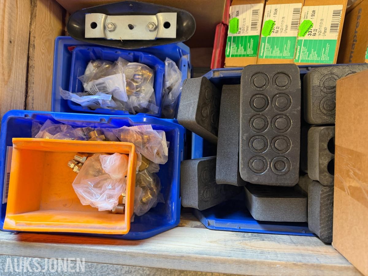 Parti med diverse tappevannsdeler VVS-koblinger