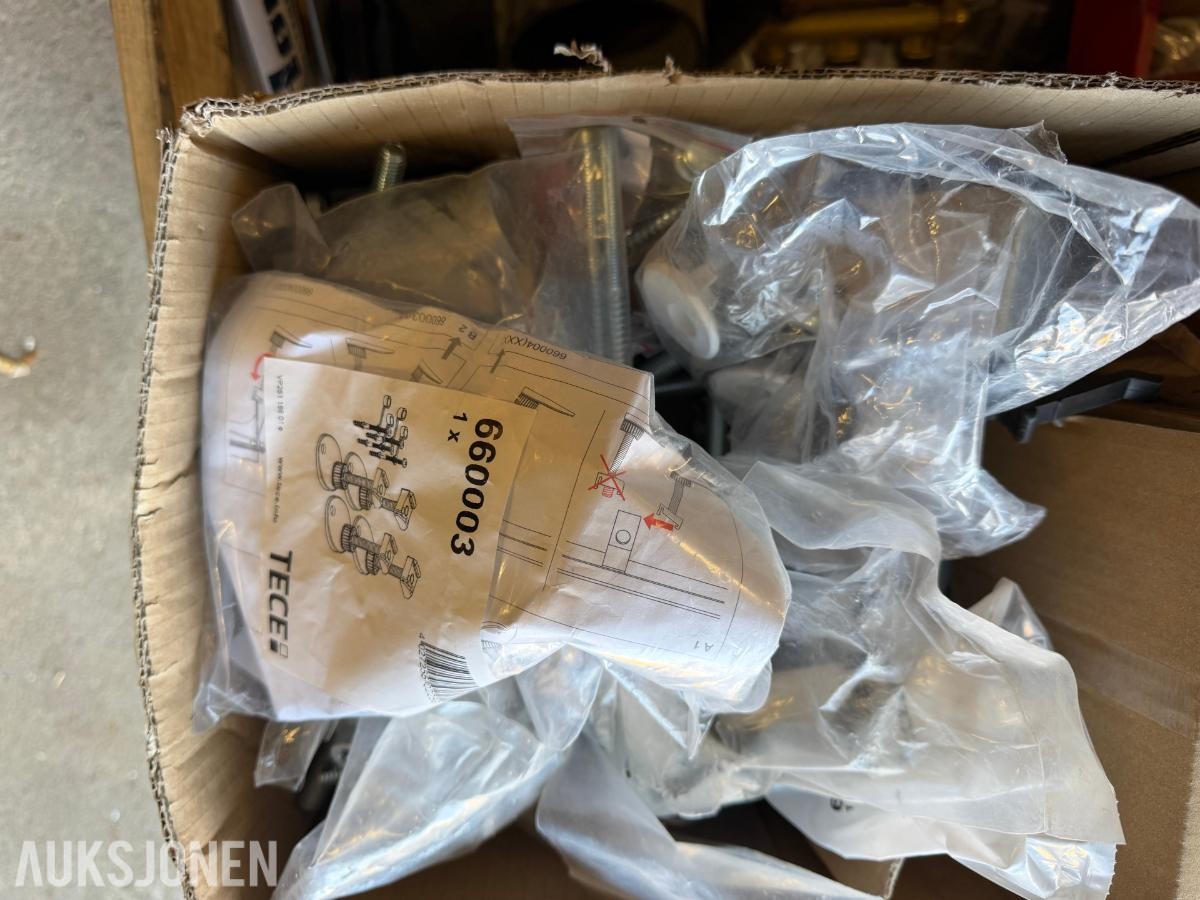 Parti med diverse tappevannsdeler VVS-koblinger