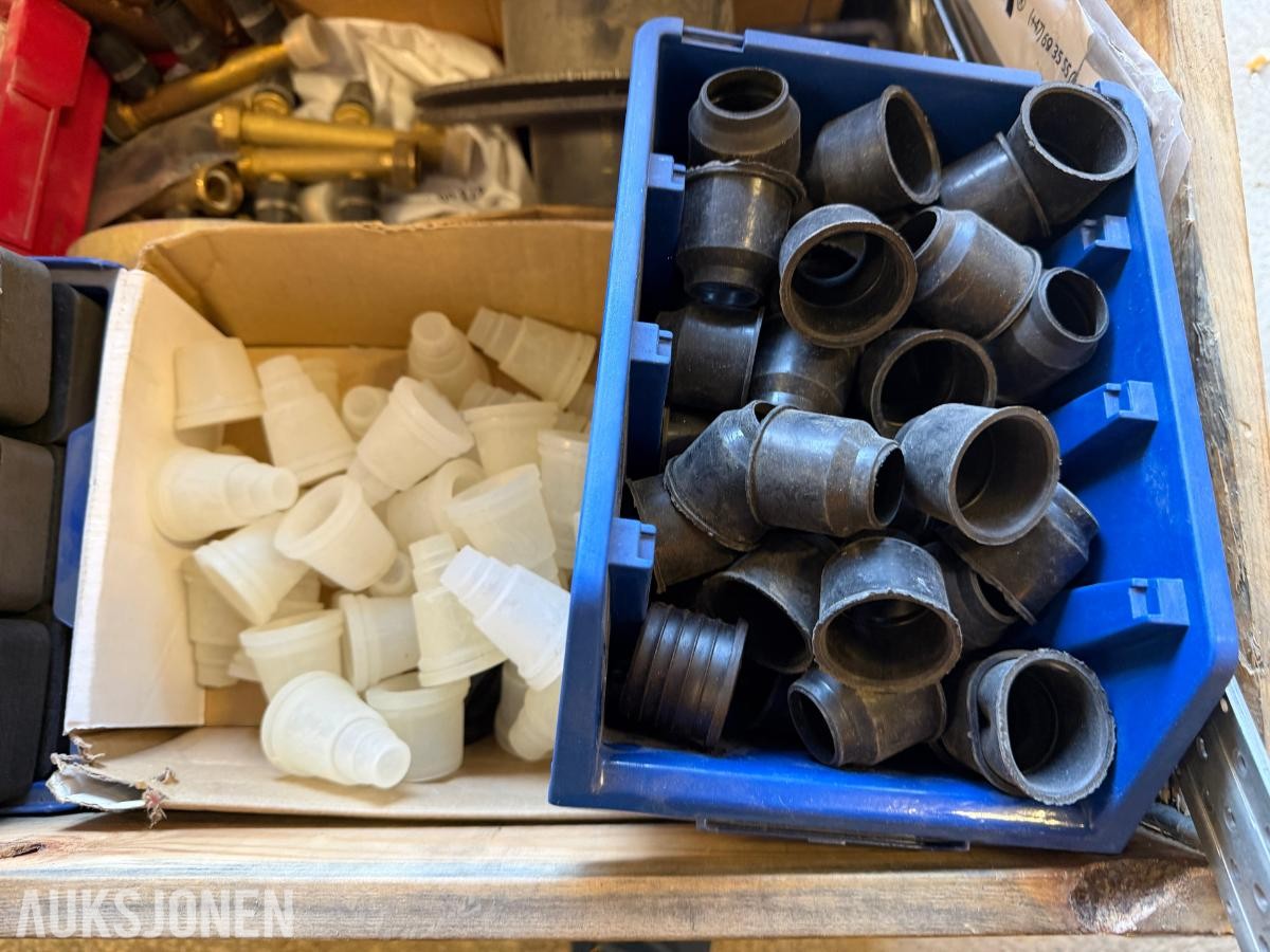 Parti med diverse tappevannsdeler VVS-koblinger