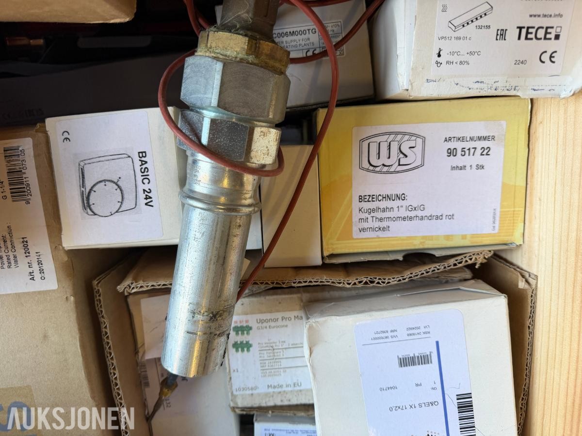 Parti med VVS-komponenter til varme-, gulvvarme- og radiatoranlegg