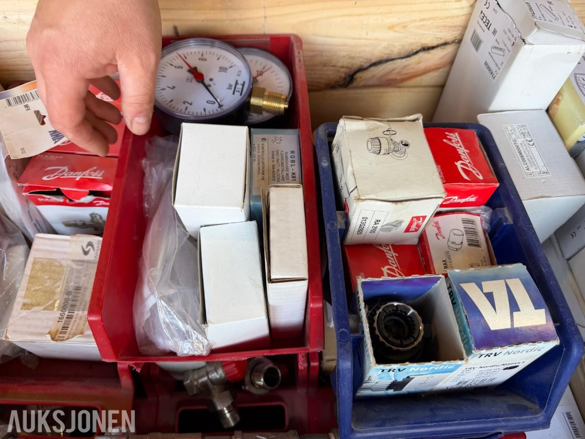 Parti med VVS-komponenter til varme-, gulvvarme- og radiatoranlegg