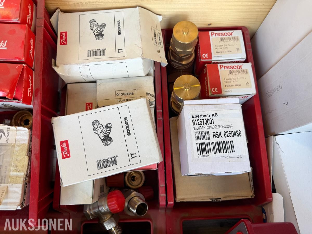 Parti med VVS-komponenter til varme-, gulvvarme- og radiatoranlegg