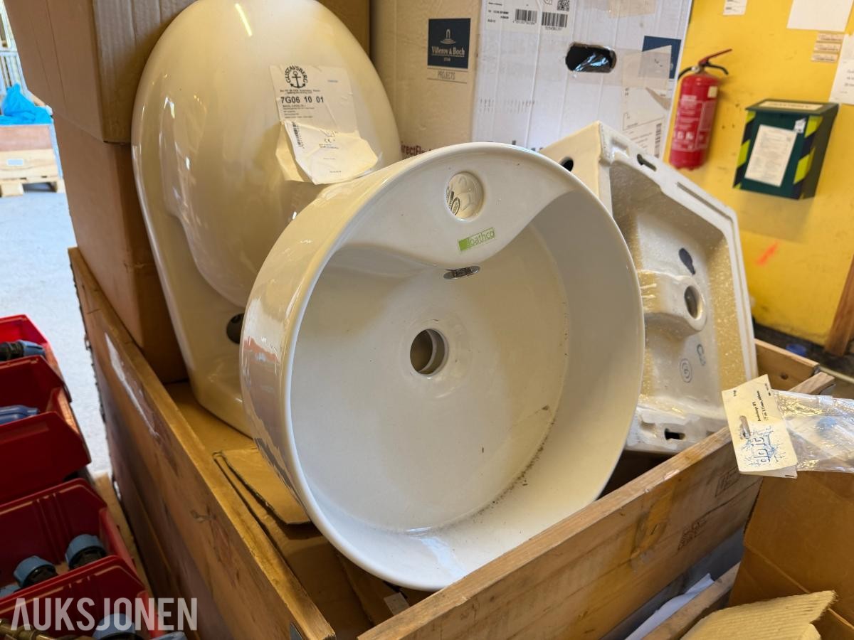 Parti sanitærutstyr – vegghengte WC, urinal og servant