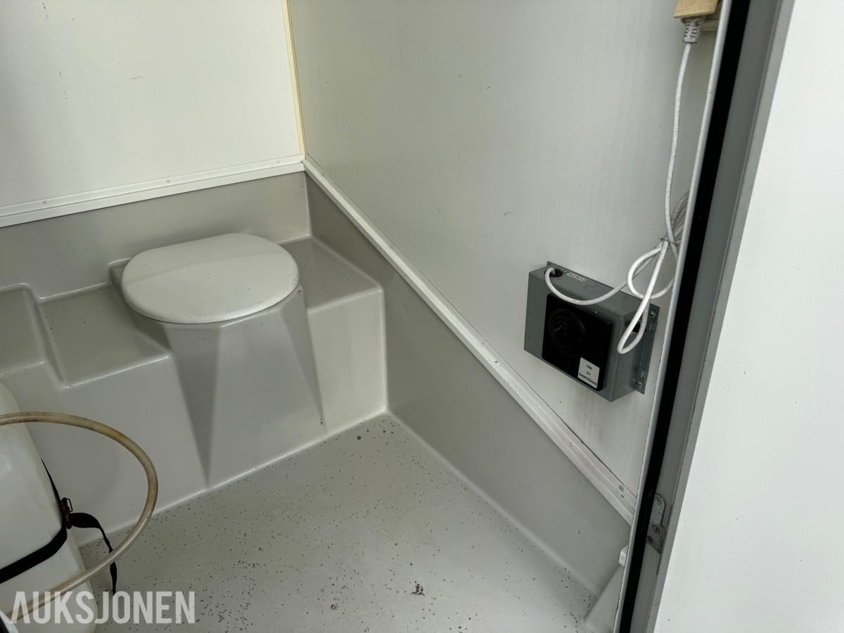 Toalett med heiseører og truckslisser